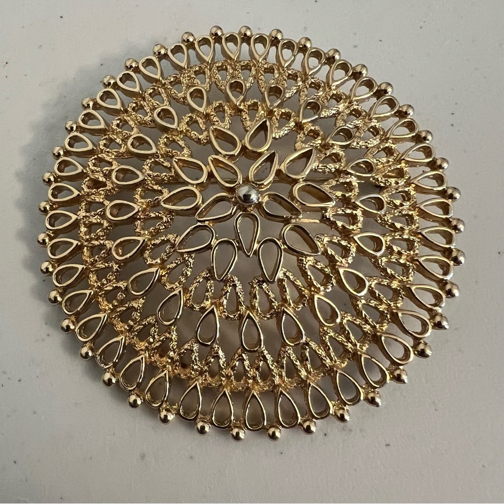 Sarah Coventry 1970โs Gold Tone Brooch